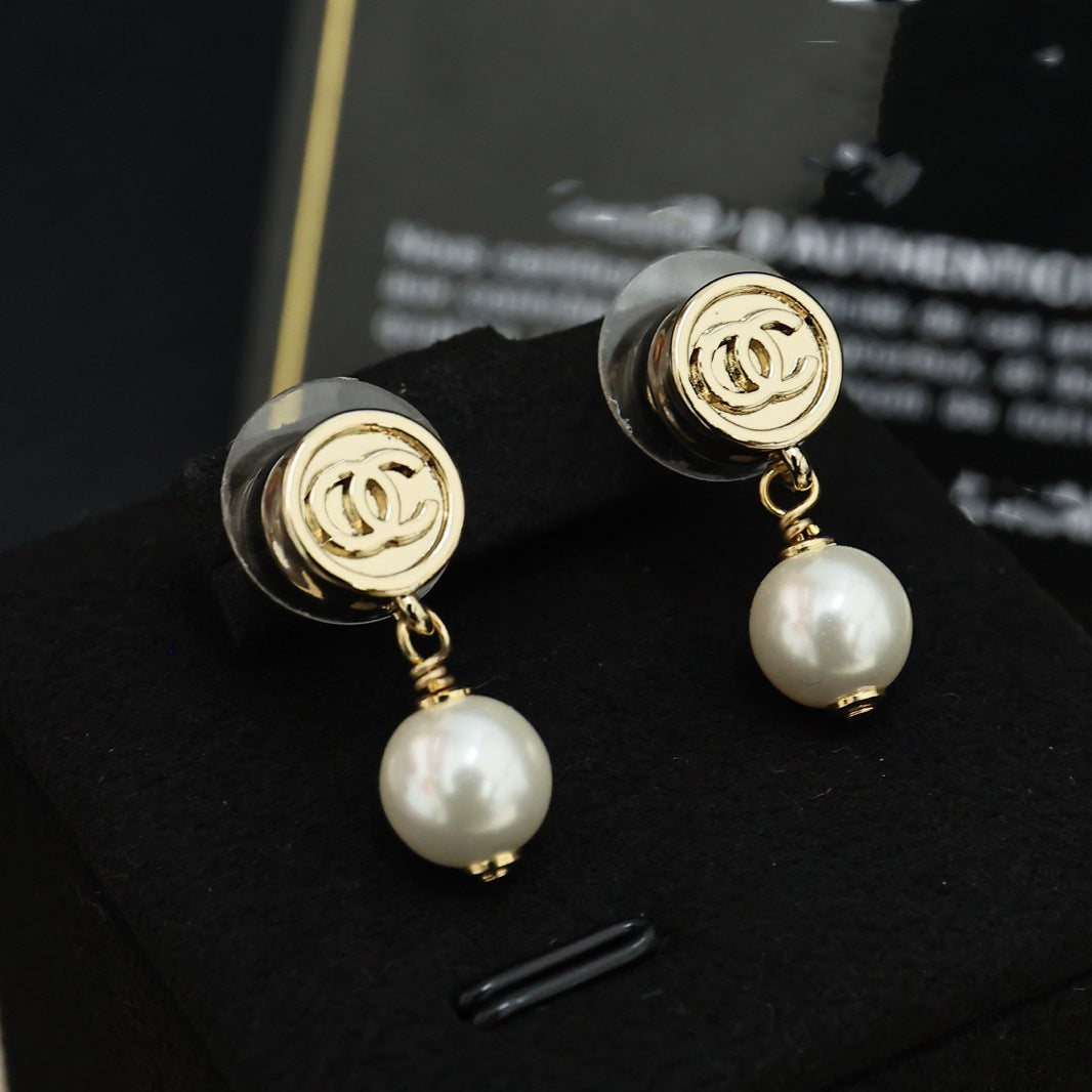 Elegantes pendientes colgantes de perlas redondas con doble C y postes de plata de ley 925 para mujer