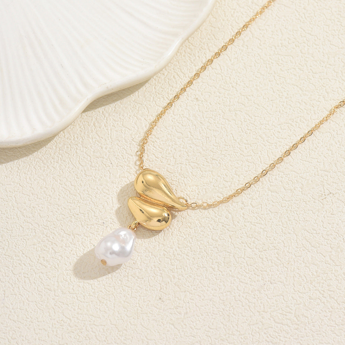 Collana con Pendente Geometrico Minimalista da Donna con Intarsio di Perle e Finitura Placcata in Lega di Zinco