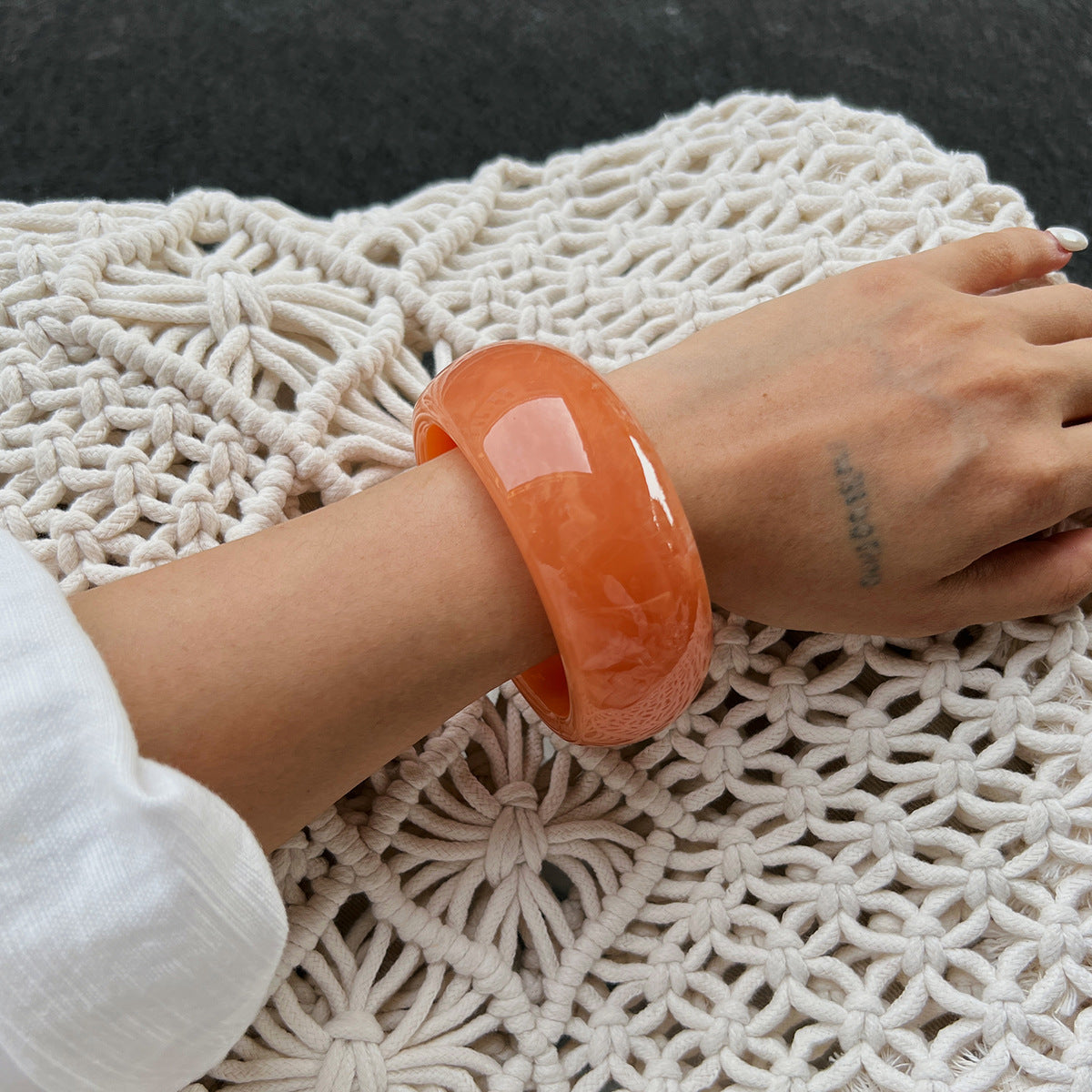 Brazalete ancho tipo puño grande con efecto degradado de inspiración vintage y acabado galvanizado para mujer