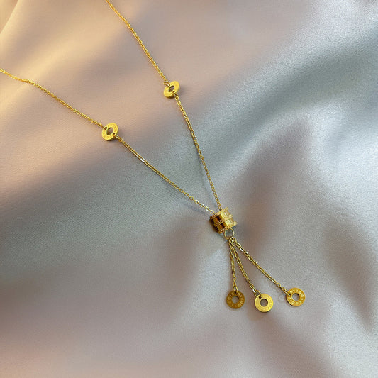 Collar Minimalista Geométrico de Acero Titanio con Colgante de Números Romanos Bañado en Oro para Mujeres y Hombres