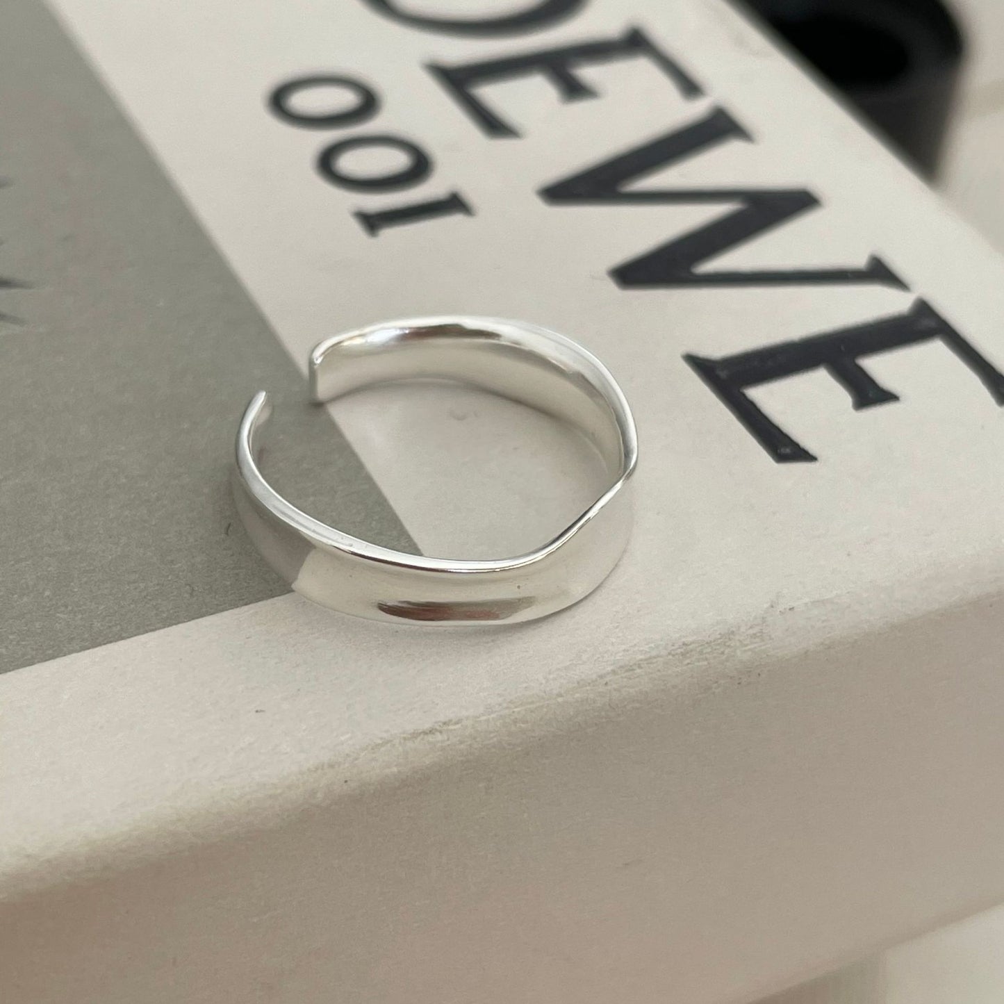 Anillo Minimalista de Plata de Ley S925 con Forma Geométrica Irregular para Mujer con Acabado Texturizado Brillo de Agua