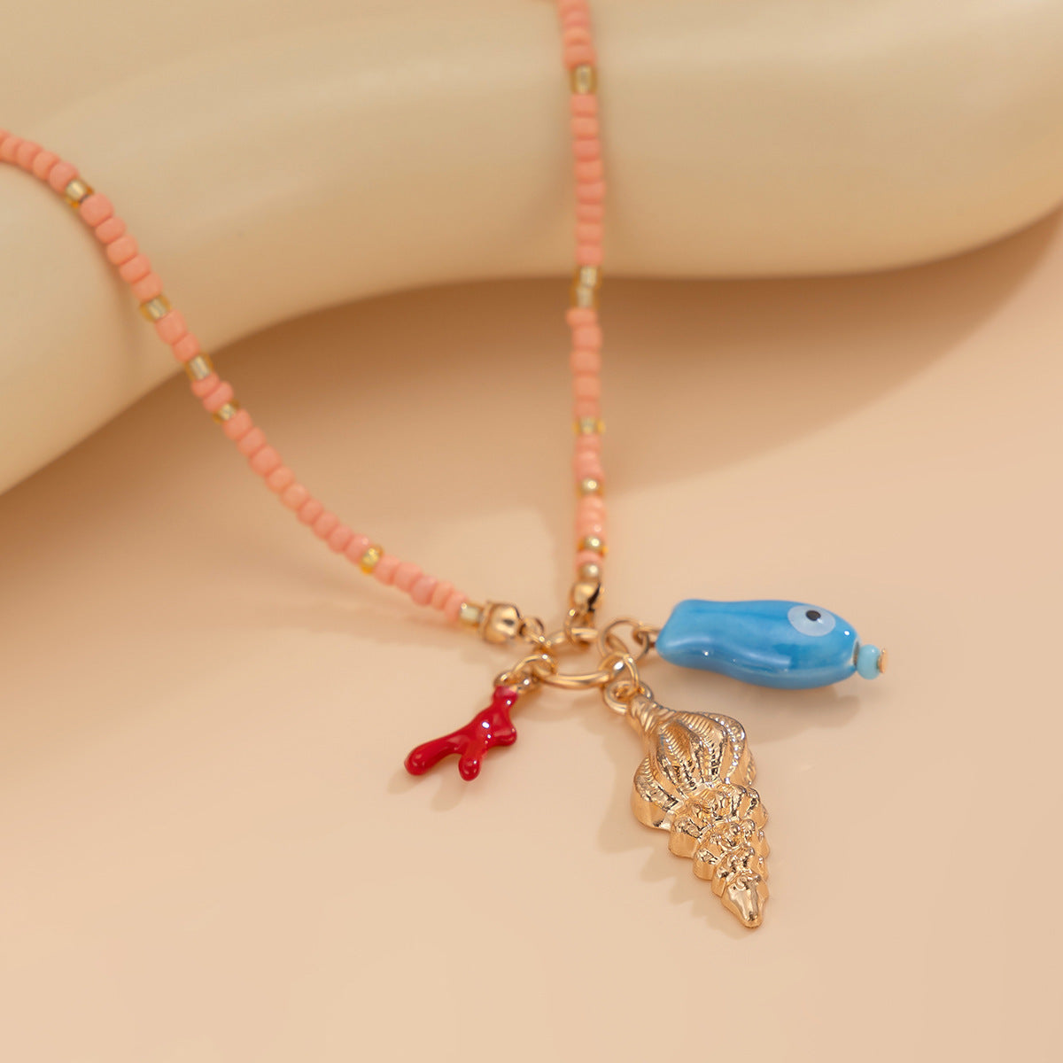 Collana Minimalista con Conchiglia e Pesce Ispirata all'Oceano con Ciondolo Occhio Mano di Buddha in Lega e Acrilico con Finitura Placcata per Donna