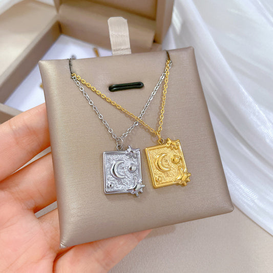 Collana pendente geometrica minimalista vintage in acciaio al titanio per donne e uomini con finitura placcata oro e catena con ciondolo a motivo floreale
