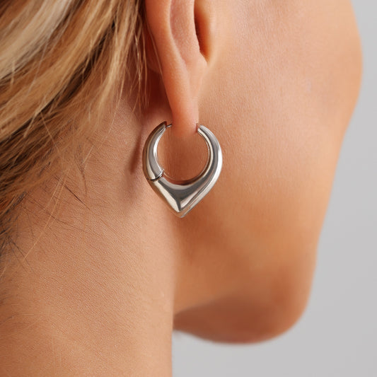 Pendientes de Aro Geométricos con Forma de Corazón Hueco Estilo Punk Minimalista para Mujer con Acabado de Metal Pulido y Superficie Electrochapada