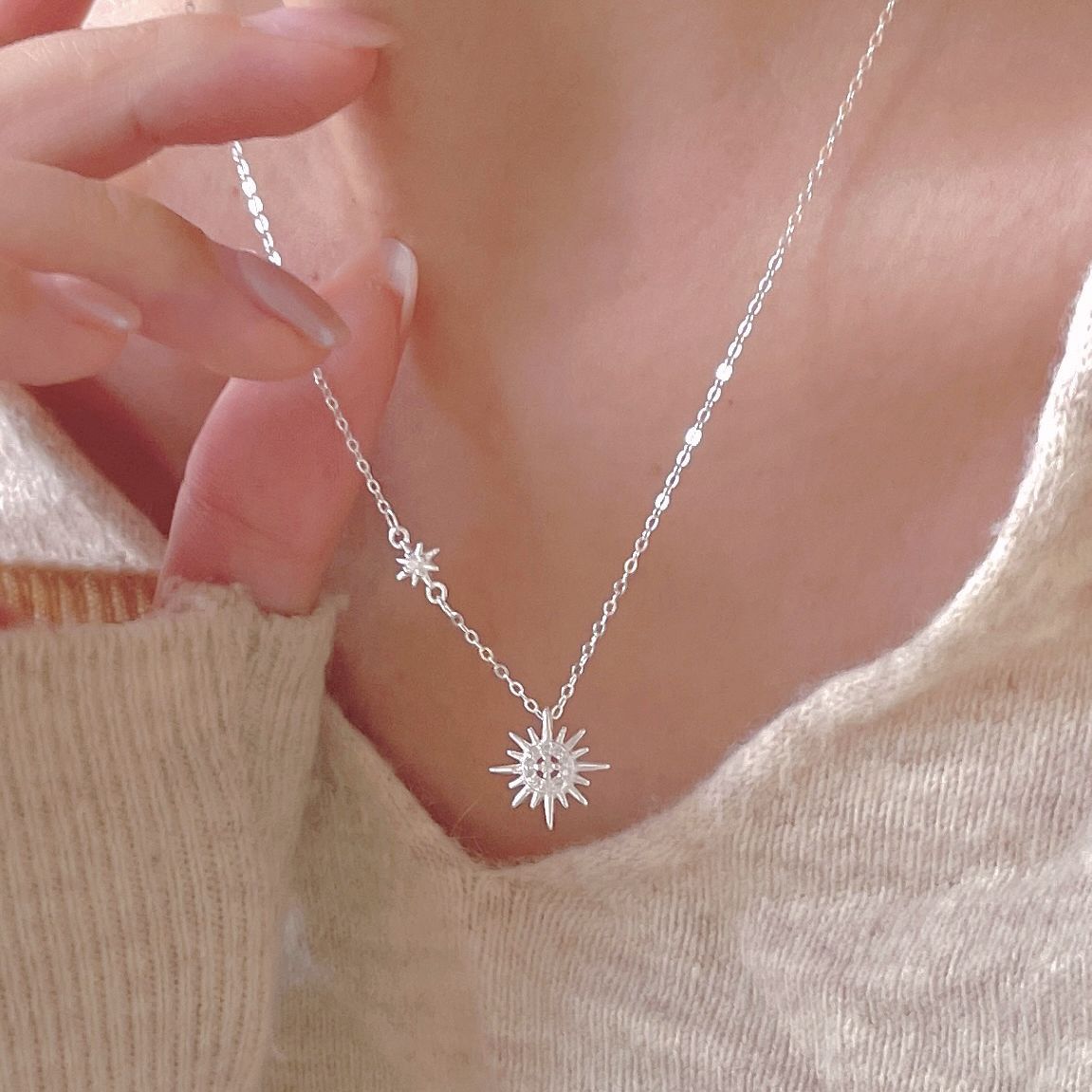 Collana con Pendente a Stella Minimalista Tonalità Fredde in Argento Sterling 925 con Dettagli in Zircone