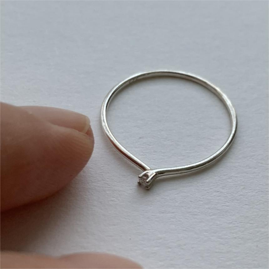 Anello Minimalista a Cuore in Argento Sterling 925 con Zirconia Cubica Quadrata Smussata e Finitura Placcata