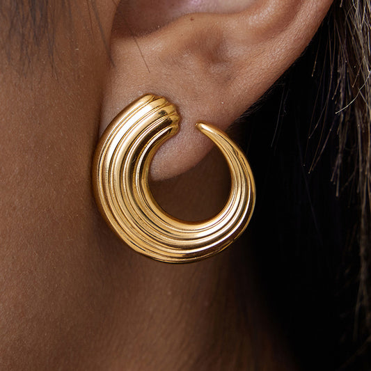 Pendientes geométricos en forma de C de acero de titanio con acabado chapado para mujer, joyas hipoalergénicas de acero inoxidable para la oreja con una estética minimalista de lujo