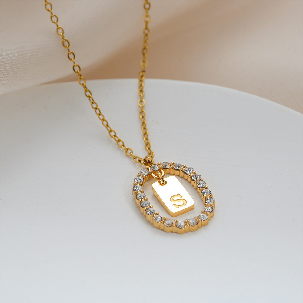 Collana da donna a maglione versatile in acciaio inossidabile ovale minimalista con lettera, placcata oro, con catena a maglie, con strass micro-pavé