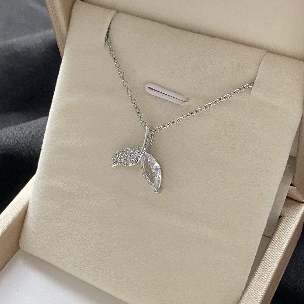 Elegante Collana con Ciondolo a Farfalla Floreale in Acciaio al Titanio, Rame Placcato e Zirconia Micro-Incastonata su Catena ad O per Uomo e Donna