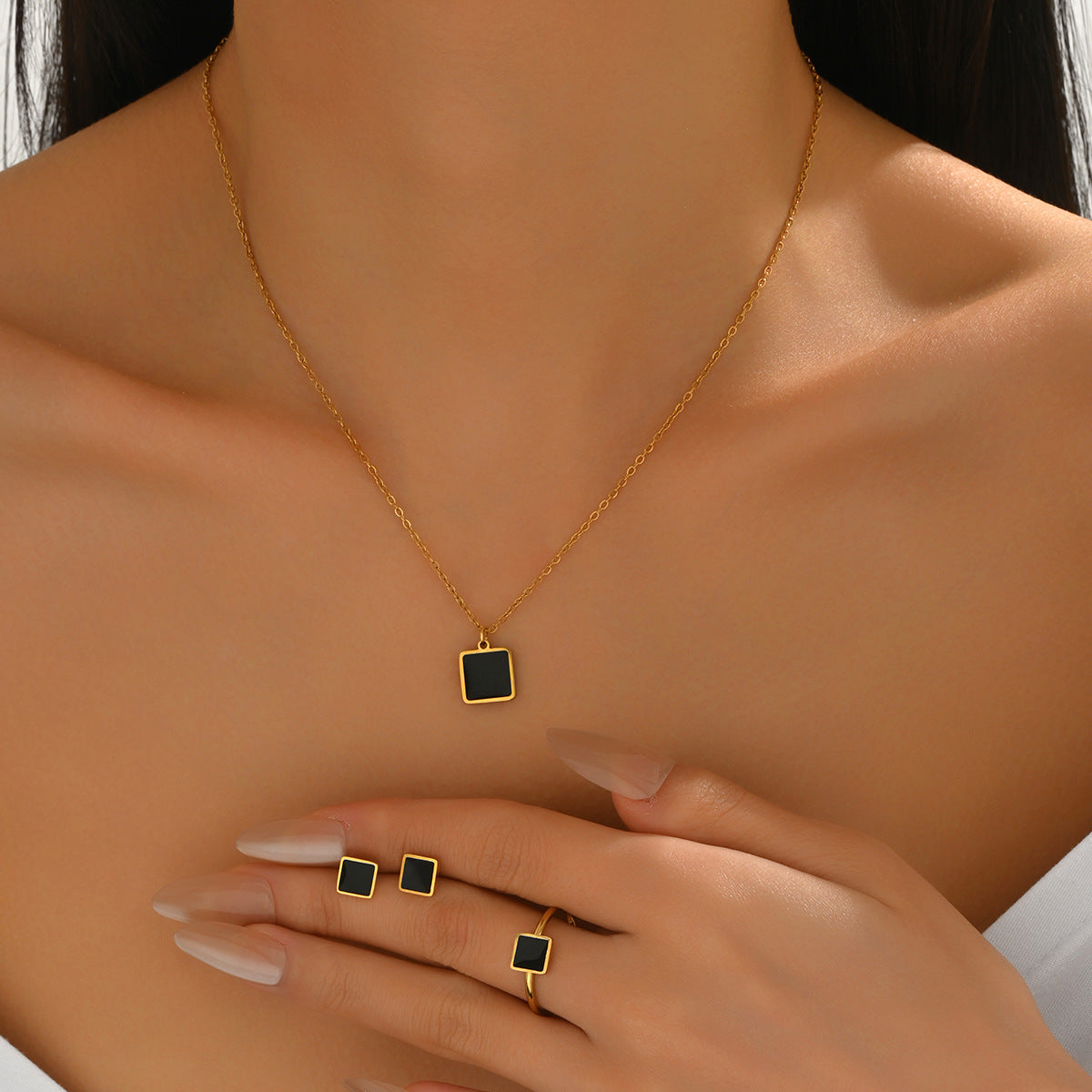 Set collana lunga con inserto in acrilico a quadrato geometrico per donna con orecchini e bracciale abbinati