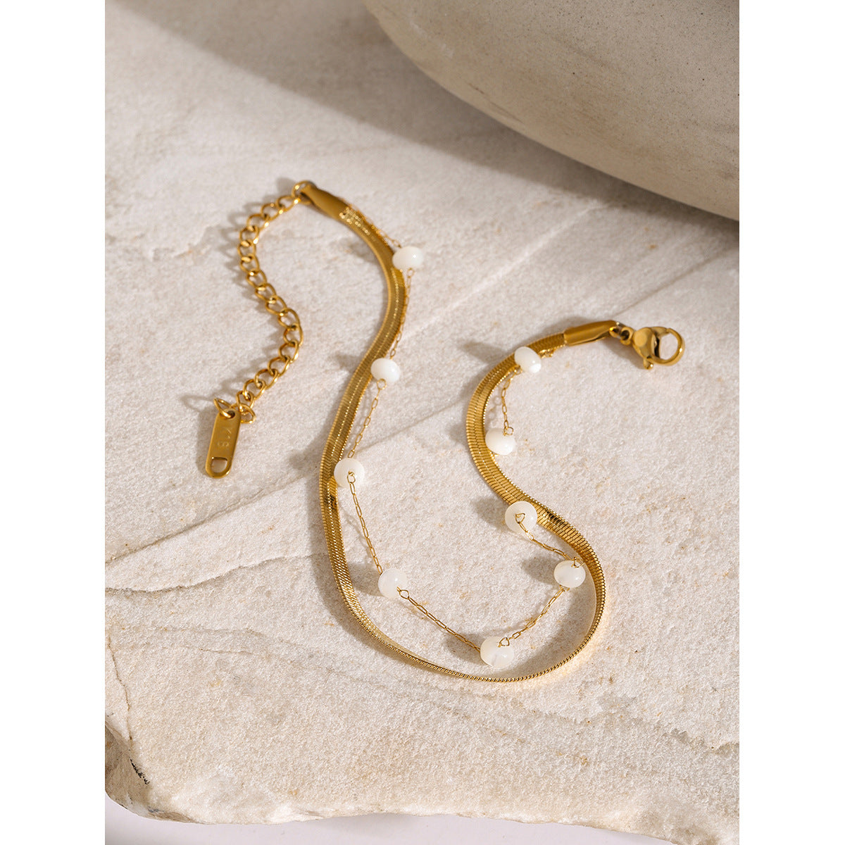 Tobillera de mujer de acero inoxidable chapado en oro de 18 quilates, estilo francés, cadena de serpiente plana con cuentas redondas de concha