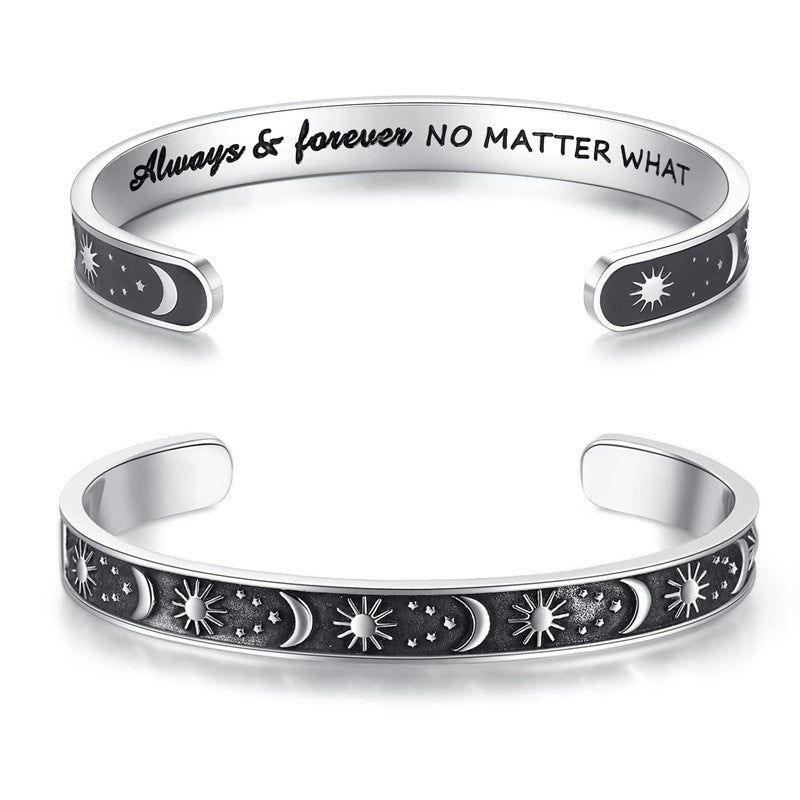 Pulsera Minimalista de Acero Inoxidable Grabada con Láser, con Diseño C, Motivo de Sol, Luna y Estrellas y Texto Inspirador en Inglés