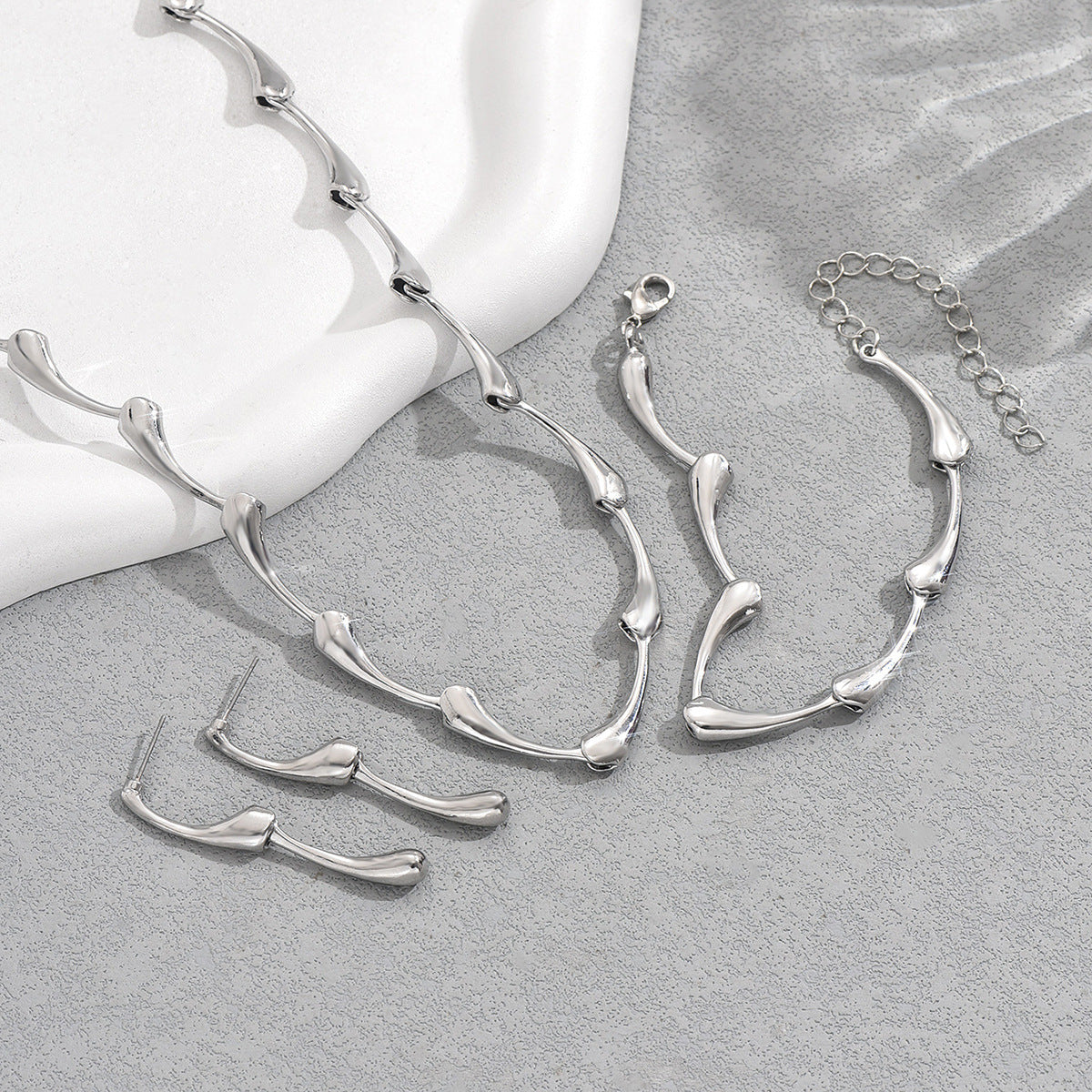 Set Collana Lunga Minimalista con Giunto di Bambù, Orecchini e Bracciale Coordinati da Donna, Gioielli Placcati in Lega