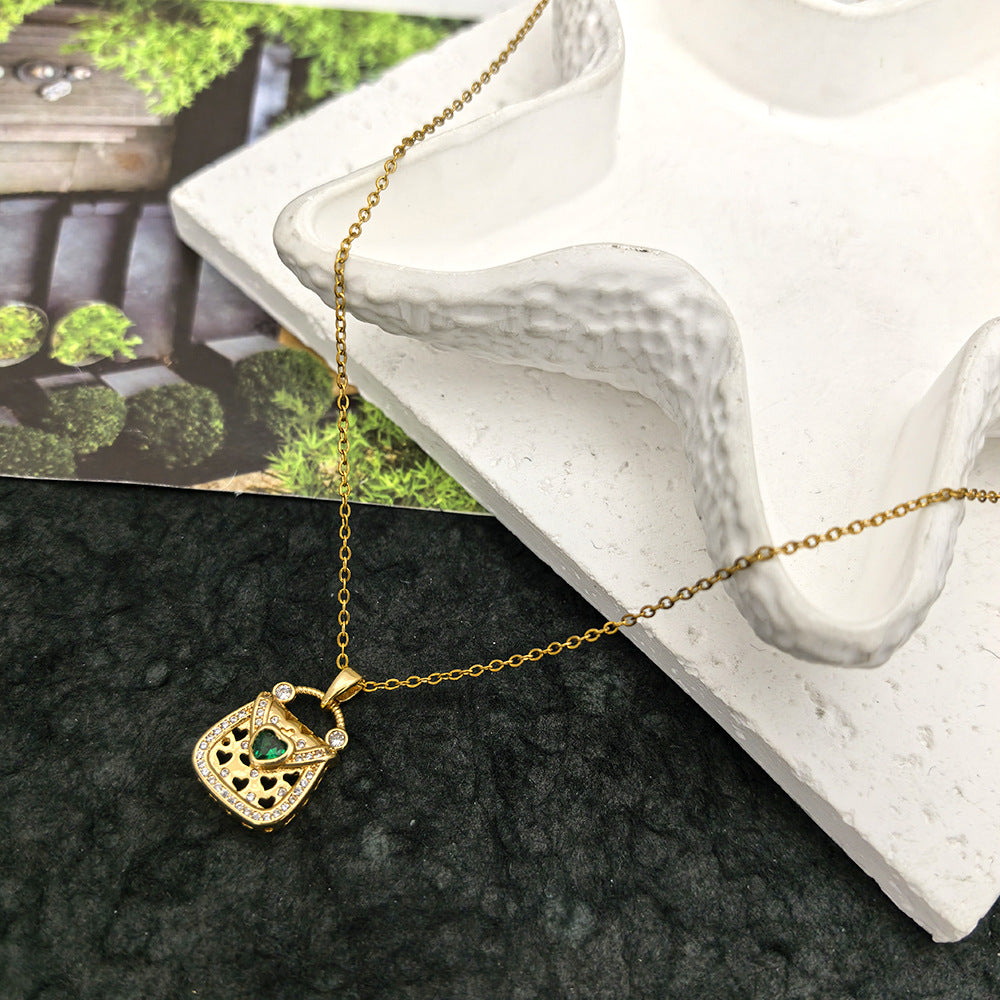 Collana pendente floreale a cinque petali minimalista in acciaio al titanio con intarsio di strass e ciondolo in rame placcato oro su catena a maglie ovali