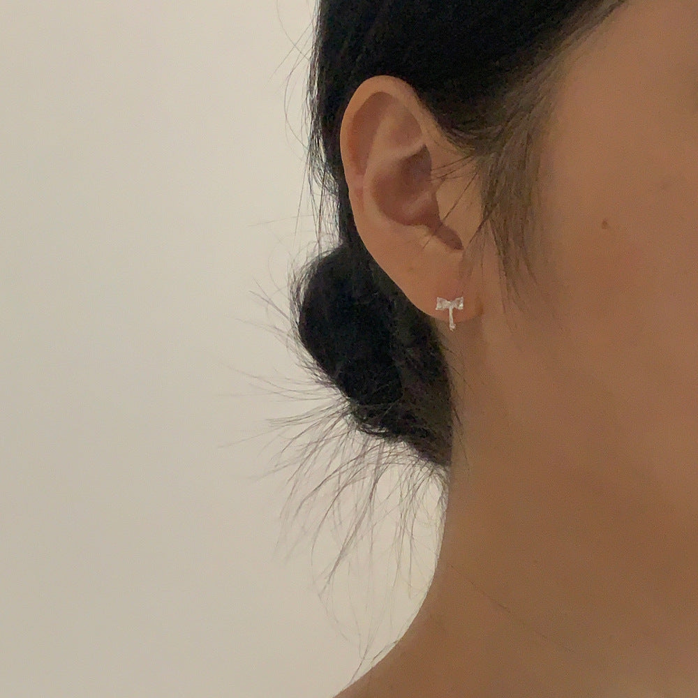 Aretes Minimalistas de Lazo en Plata de Ley 925 con Detalles de Circonita para Mujer