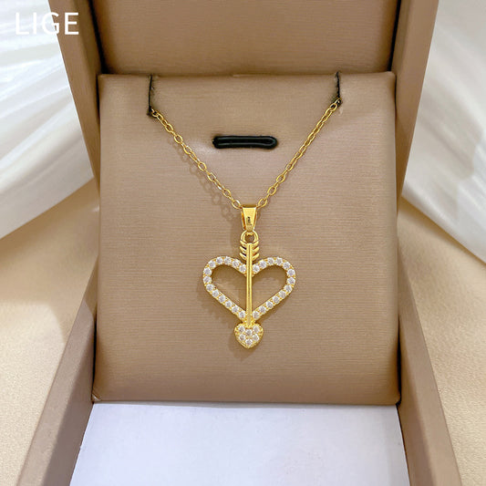 Collar de acero de titanio en forma de corazón estilo dibujo animado con incrustaciones de diamantes de imitación para mujeres y hombres, delicada cadena de clavícula