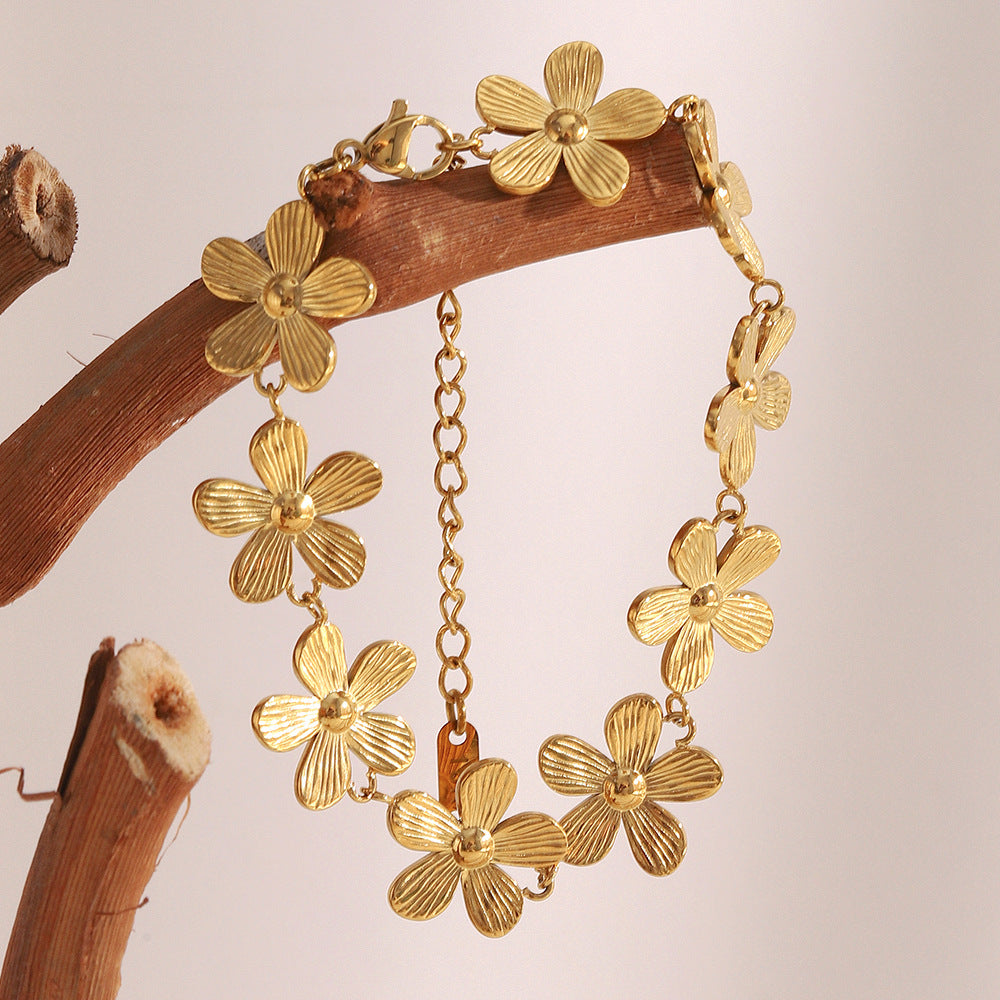 Minimalist Daisy Bracelet for Women in Stainless Steel with 18K Gold Plating, Floral Design, Fashion-Forward and Versatile Accessory