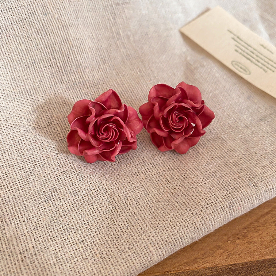 Pendientes de tachuela de flor de resina, minimalistas y elegantes, para mujer con postes de acero inoxidable, ligeros, de lujo, para uso diario