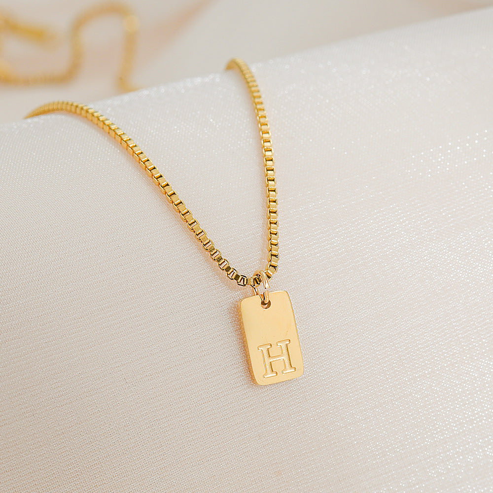 Collar con colgante de letra geométrica minimalista de acero inoxidable con baño de oro de 18 quilates para mujer