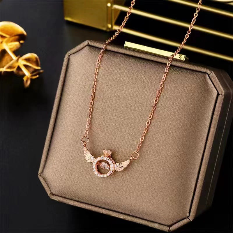 Collar minimalista con colgante de ala de ángel vintage para mujer en acero de titanio con incrustaciones de diamantes de imitación y acabado chapado en cadena de bola