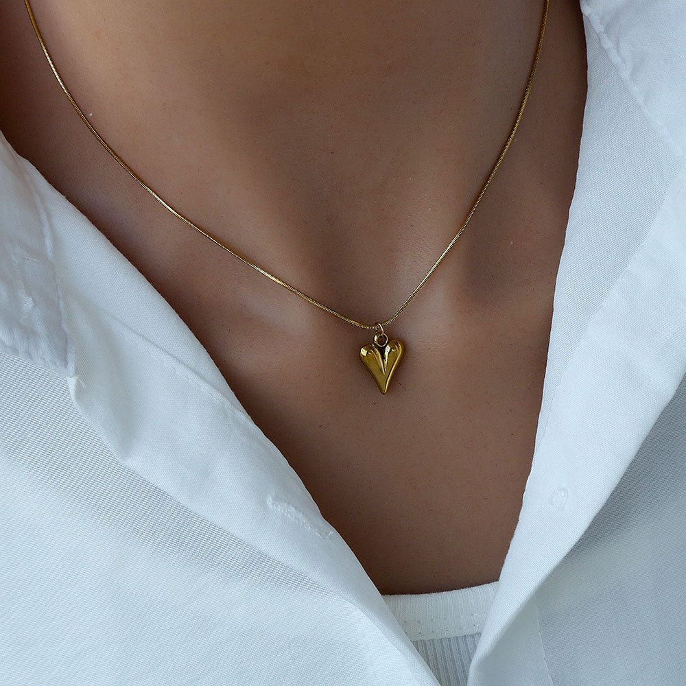 Collar Corazón Minimalista Natural de Acero Titanio Bañado en Oro 18K para Mujer con Broche de Langosta y Acabado Pulido