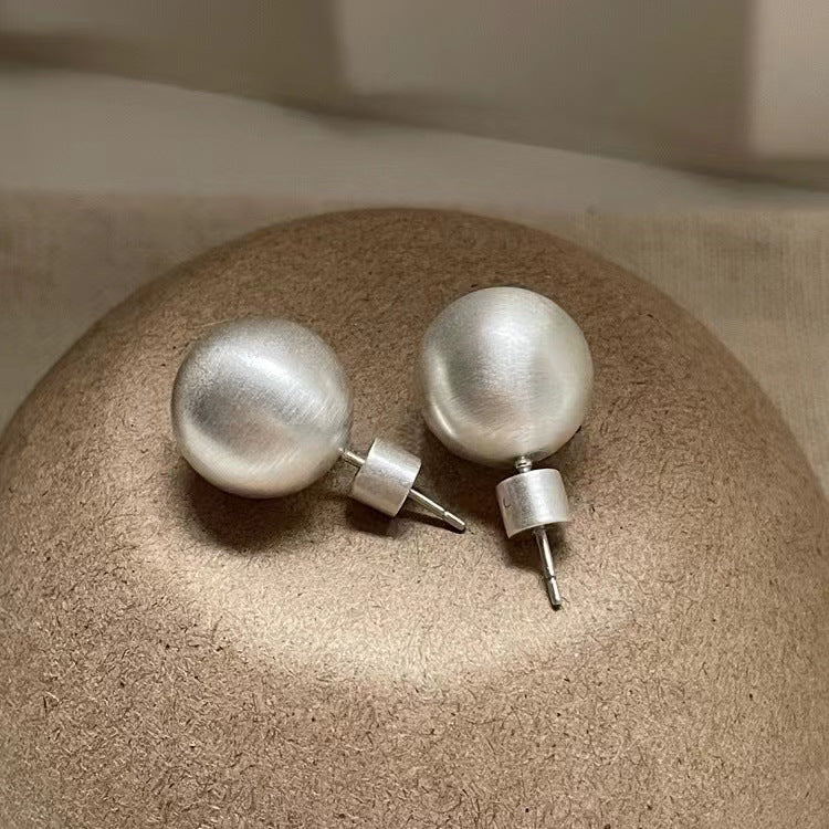 Pendientes de bola minimalistas geométricos mate chapados en plata de ley esmerilada para mujer con una estética lujosa y sofisticada