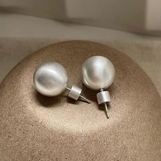 Pendientes de bola minimalistas geométricos mate chapados en plata de ley esmerilada para mujer con una estética lujosa y sofisticada
