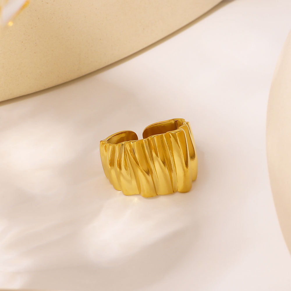 Anello a onda geometrica in acciaio inossidabile placcato oro 18 carati per uomo e donna — Fascia regolabile minimalista con motivo a increspature testurizzate