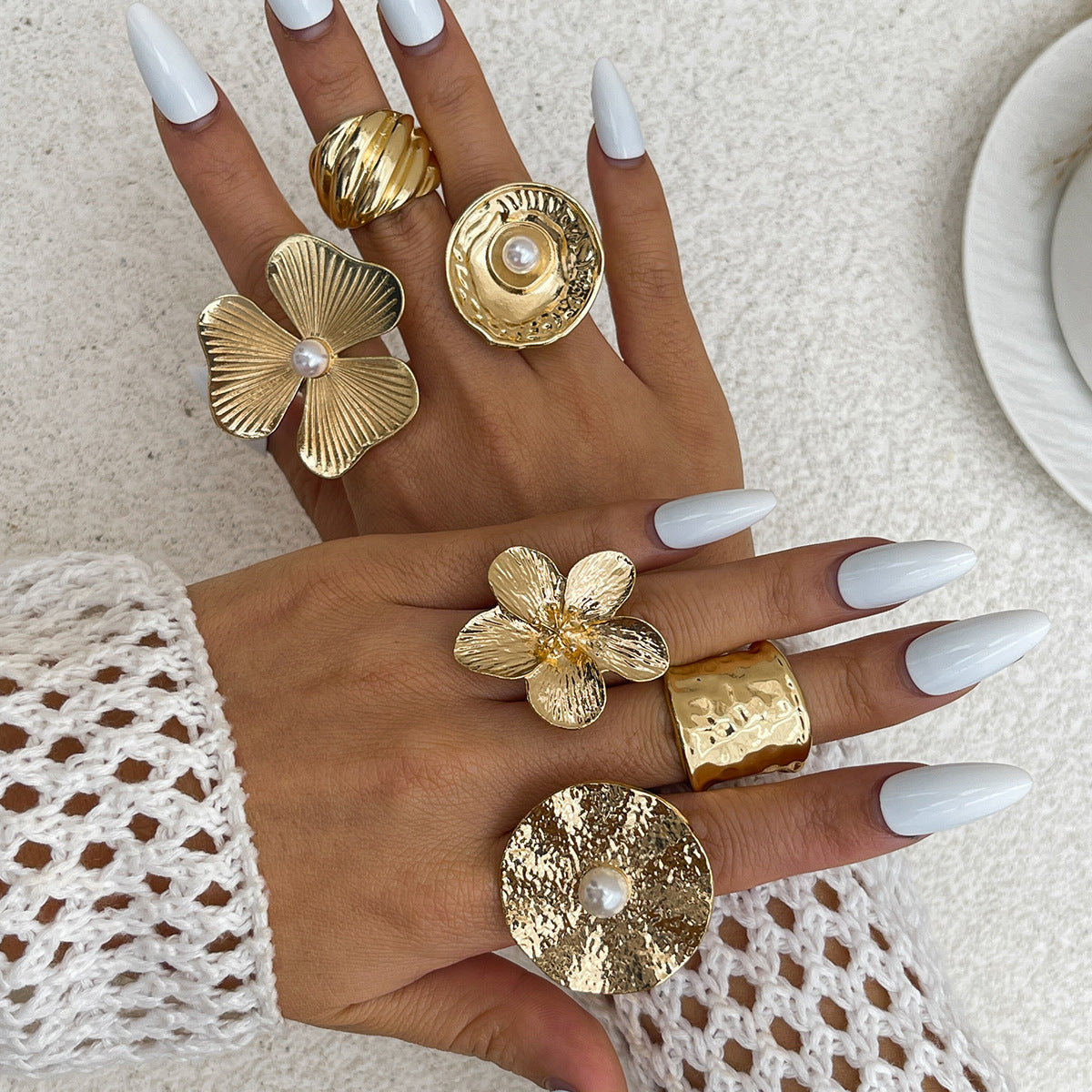 Anillo abierto minimalista de hoja geométrica chapado en oro con perla de imitación para mujer con detalles circulares irregulares y con volantes texturizados