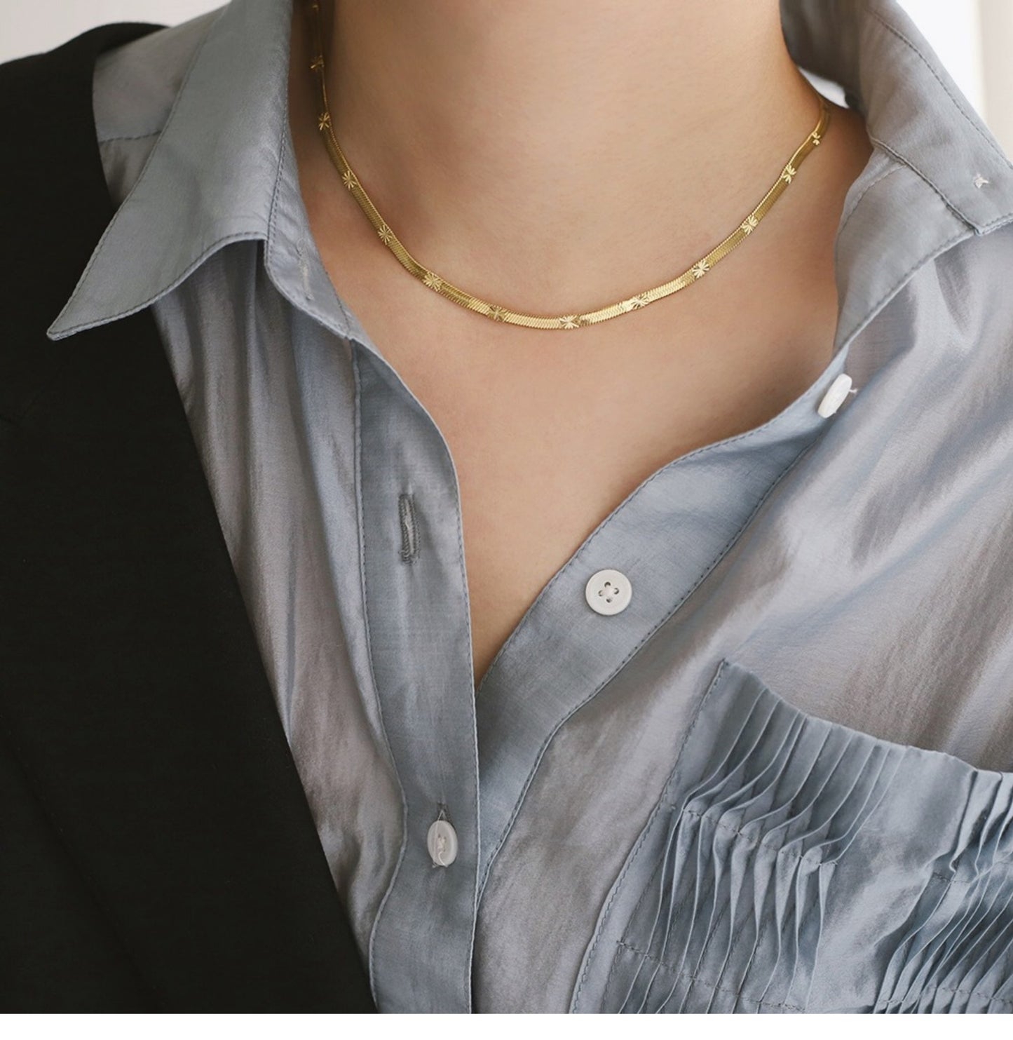 Collar minimalista de cadena de serpiente de acero de titanio en forma de U con diseño de hoja en relieve para mujeres y hombres