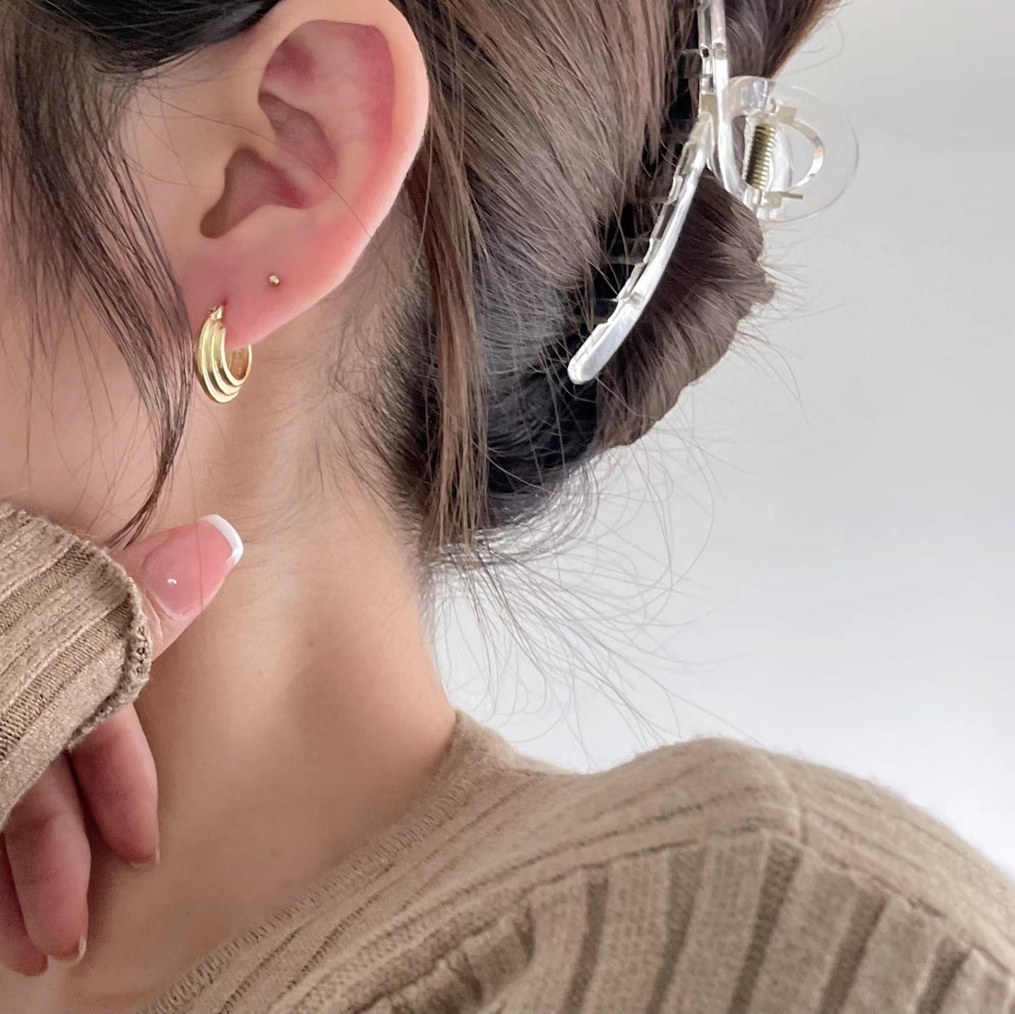 Pendientes Minimalistas con Forma de Letra de Plata de Ley 925 con Acabado Chapado para Mujer