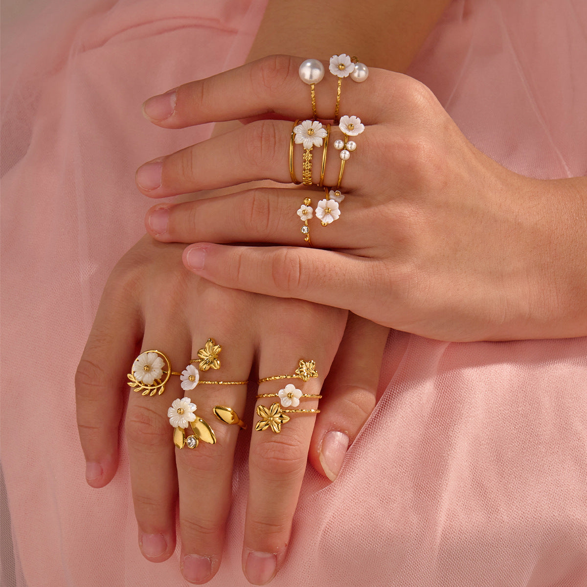 Elegante anello aperto da donna in acciaio inossidabile con perle e motivo floreale, placcato in oro 18 carati