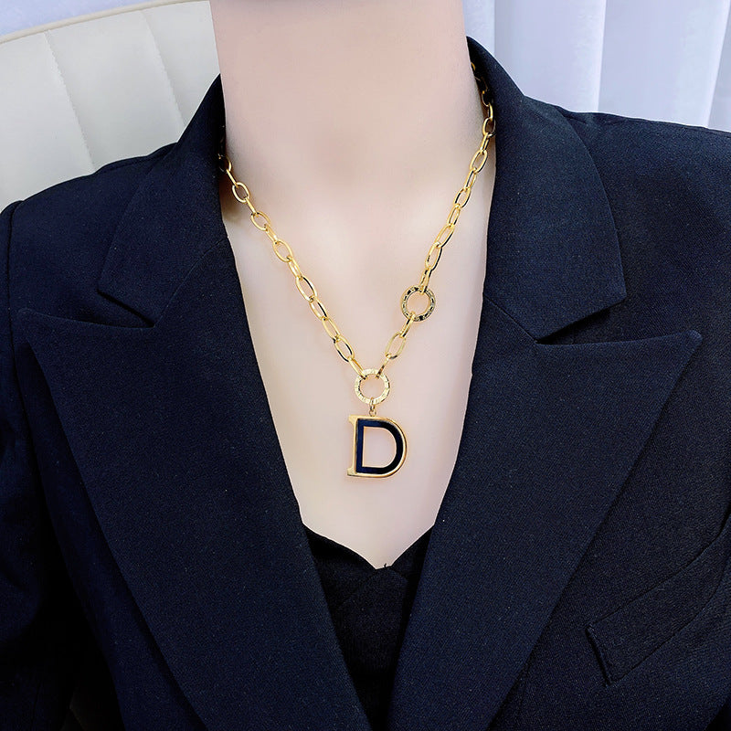 Collana con ciondolo a lettera geometrica in stile minimalista di lusso in acciaio al titanio placcato oro da donna