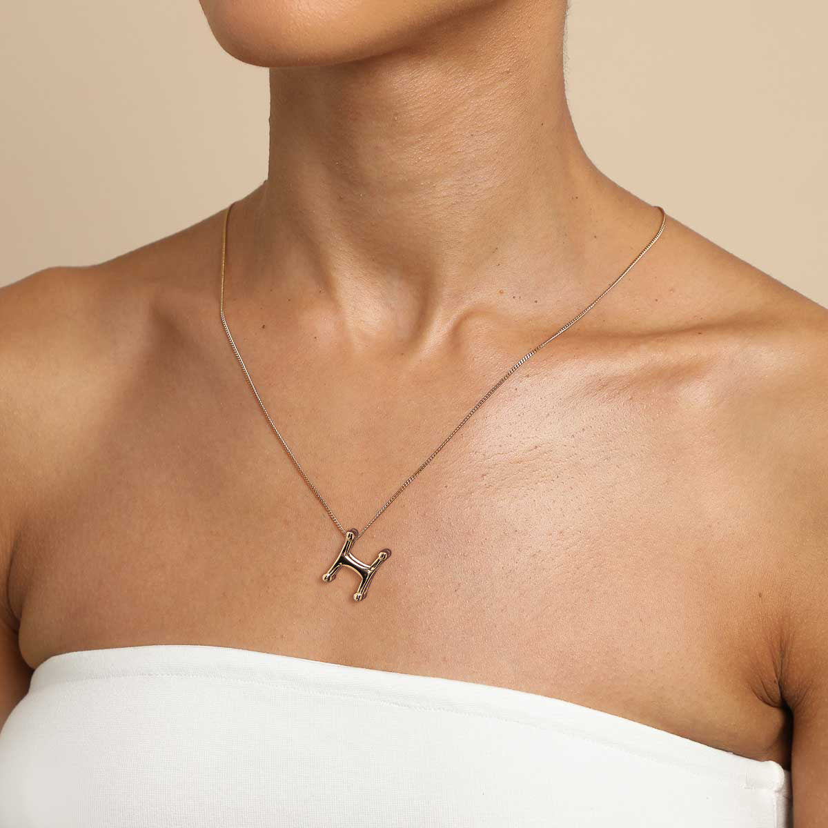 Collana con Ciondolo a Lettera Geometrica Minimalista da Donna in Acciaio al Titanio con Finitura Placcata