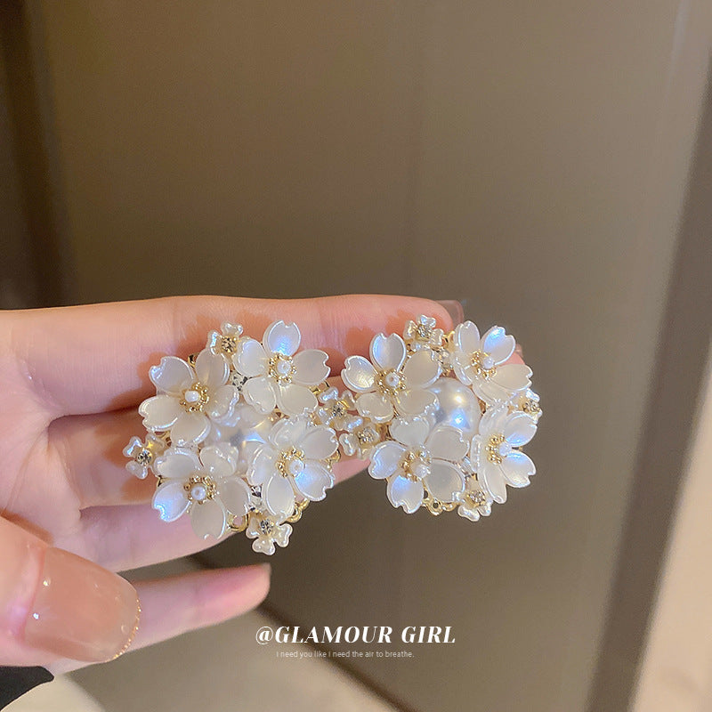 Elegantes pendientes florales de perlas con postes de plata chapados en oro para mujer
