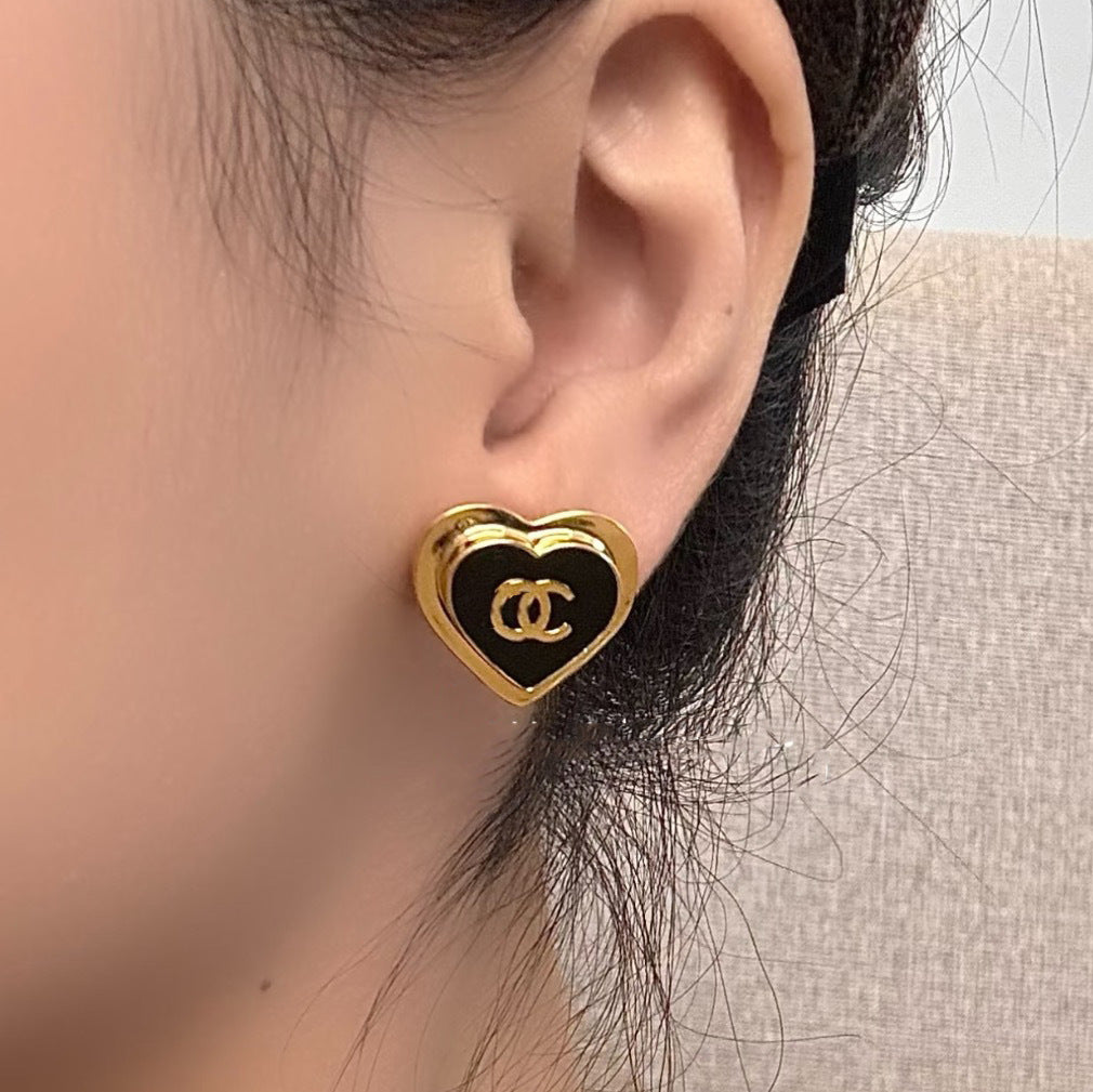 Eleganti Orecchini a Cuore con Lettera, in Ottone Placcato Oro Vintage, Intarsi in Resina e Perni in Argento Sterling 925 da Donna