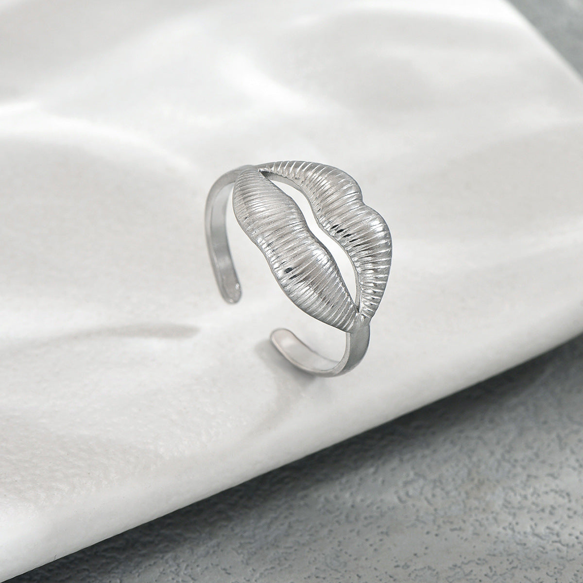 Anello Minimalista Geometrico a Forma di Labbro da Donna in Lega di Zinco con Finitura Placcata, Fascia Regolabile alla Moda e Versatile