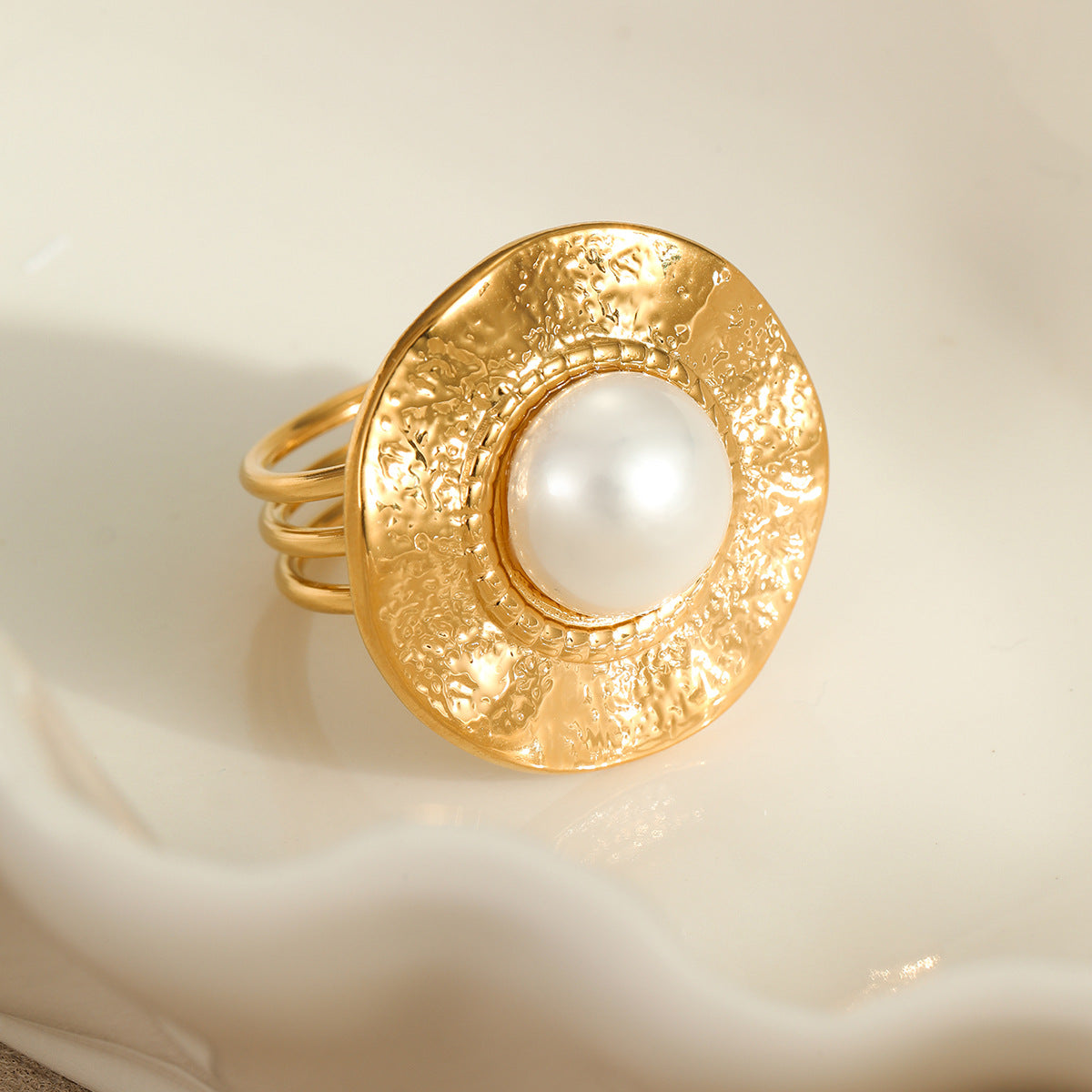 Anillo minimalista de acero de titanio con forma de lazo, incrustaciones de perlas simuladas y chapado en oro de 18 quilates para mujer