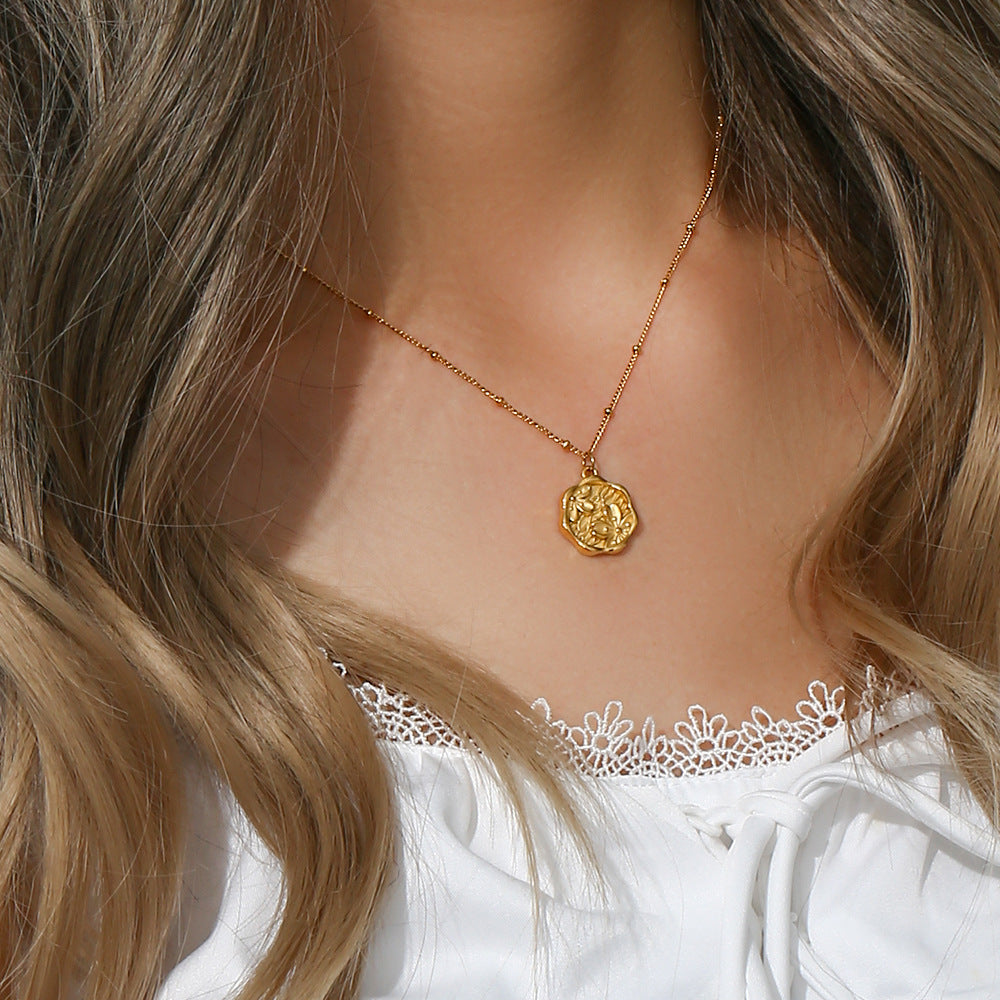 Collana da donna alla moda, vintage, minimalista, con ciondolo a sakura in acciaio inossidabile, finitura lucida e catena di perline