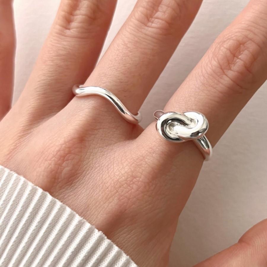 Anello da donna minimalista con nodo geometrico in argento sterling 925