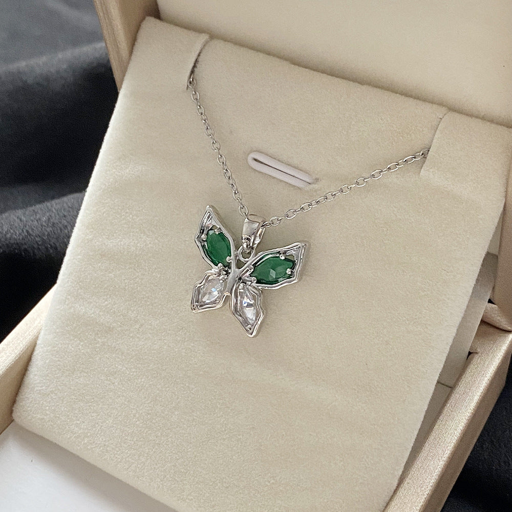 Elegante Collana con Ciondolo a Farfalla Floreale in Acciaio al Titanio, Rame Placcato e Zirconia Micro-Incastonata su Catena ad O per Uomo e Donna