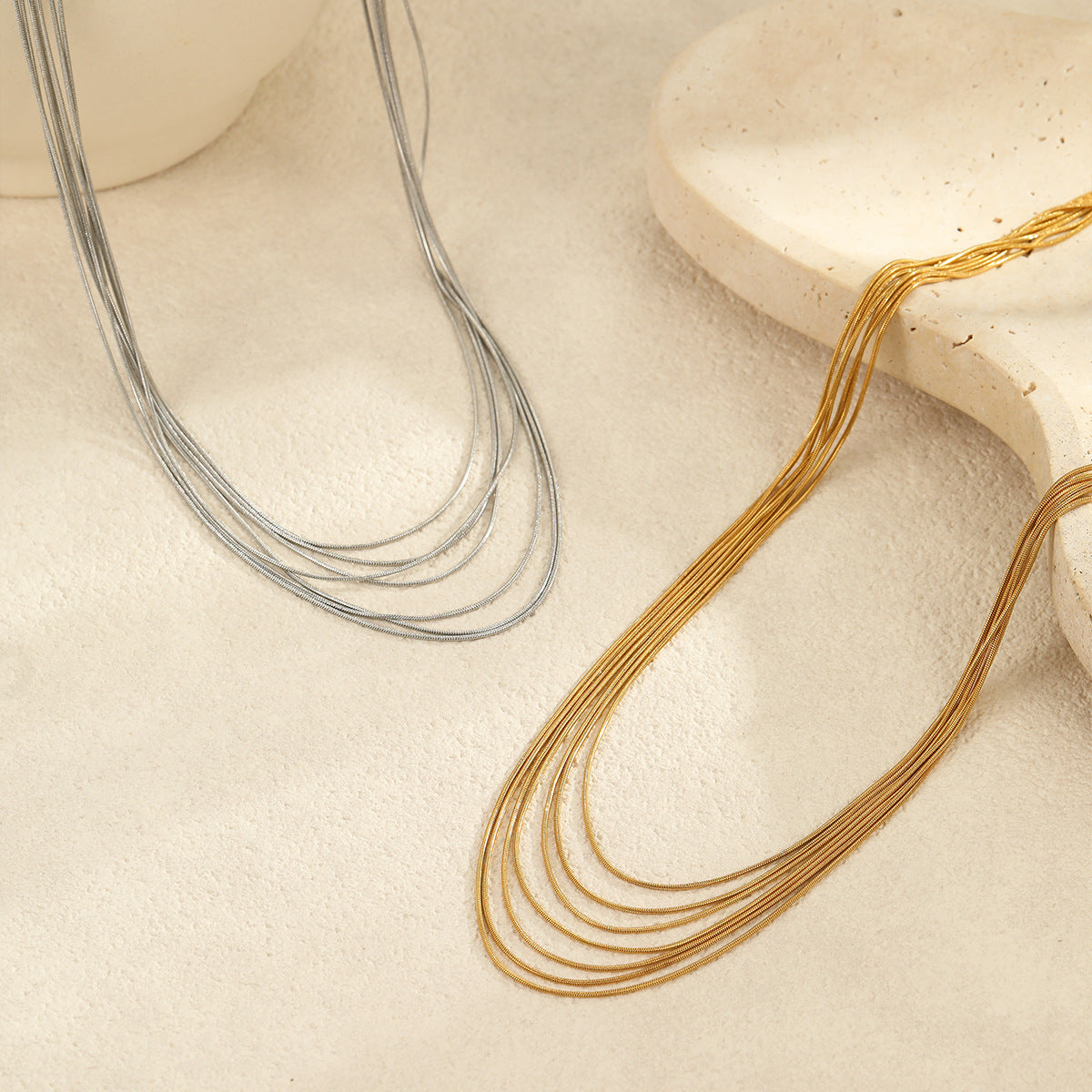 Collana con catena a serpente in acciaio inossidabile geometrica alla moda per donna con finitura placcata