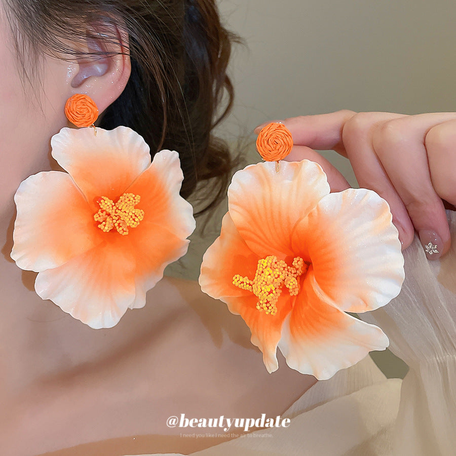 Orecchini floreali delicati con fiore in tessuto e perni in acciaio inossidabile da donna