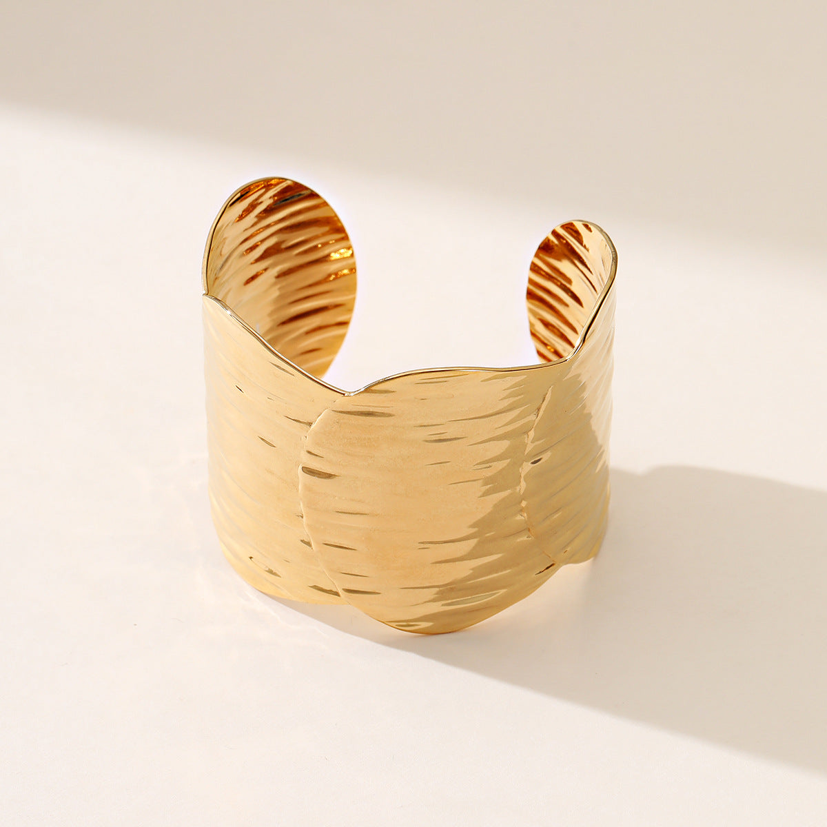 Bracciale Geometrico Intagliato in Acciaio al Titanio con Finitura Placcata, Gioiello di Moda Minimalista