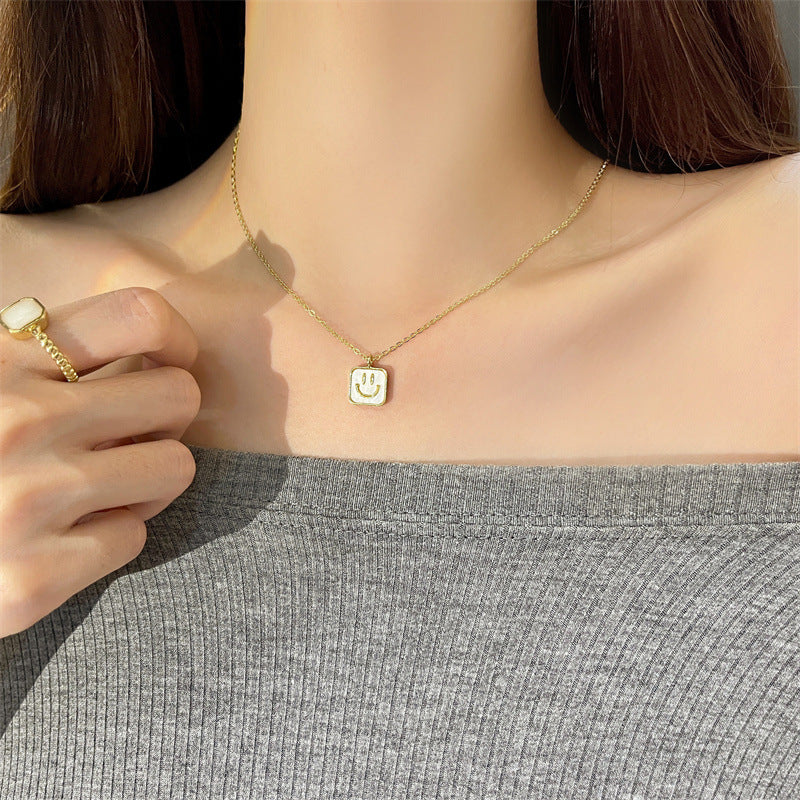 Collar Minimalista Geométrico con Colgante de Cara Sonriente de Nácar en Acero de Titanio con Acabado Chapado para Mujer