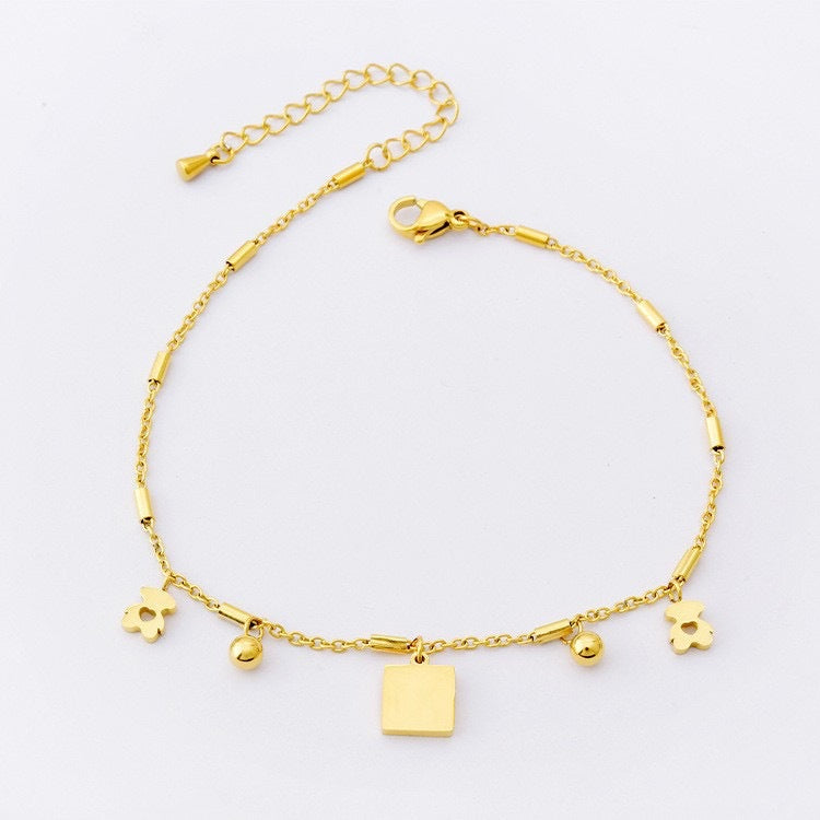 Bracciale Minimalista in Acciaio al Titanio a Forma di Orsetto con Accenti in Guscio Lucido e Lunghezza Regolabile