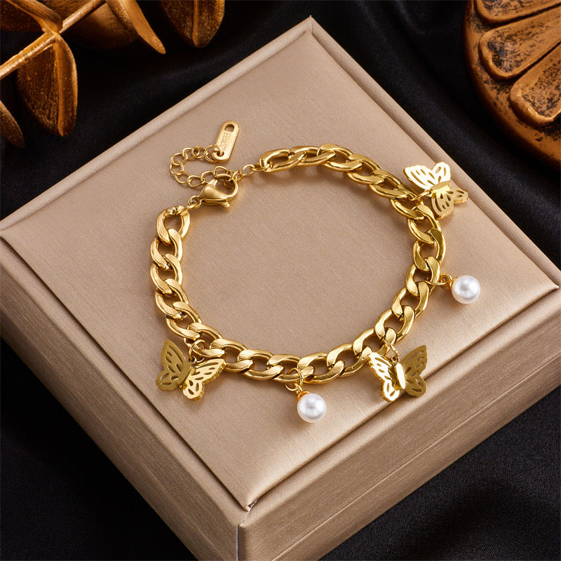 Collar Minimalista Retro con Colgante de Mariposa en Acero de Titanio con Acabado Chapado y Acentos de Perlas
