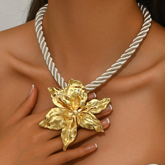 Collar de aleación de zinc chapado con diseño floral de moda para mujer
