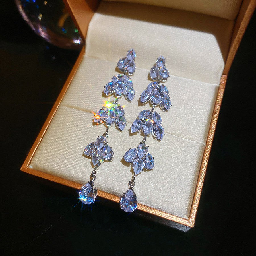 Orecchini pendenti con nappe geometriche minimaliste con intarsi di strass in rame placcato e perni in argento sterling 925 da donna