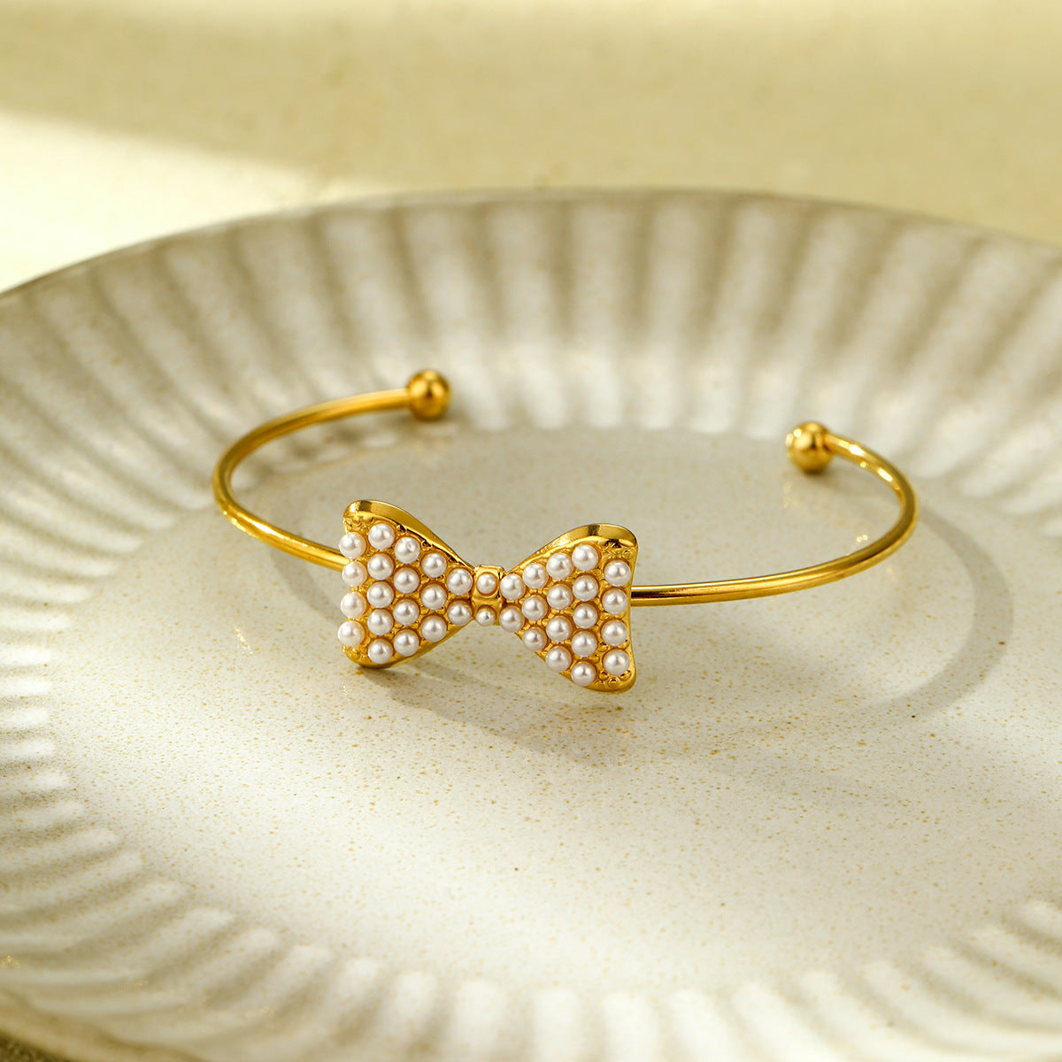 Set di orecchini eleganti con fiocco e perle e collana in acciaio inossidabile con finitura placcata per donna